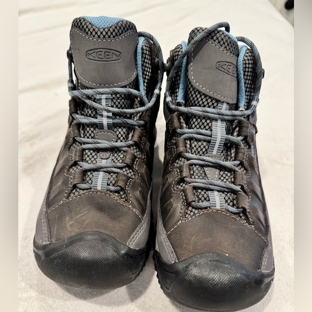 KEEN Ladies Hiking Shoes with Light Blue Accents size 9.5 *NEW